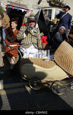 Land-LADY & GENTLEMAN mit WHIPPET IN PRAM PICKERING NORTH YORKSHIRE 15. Oktober 2011 Stockfoto