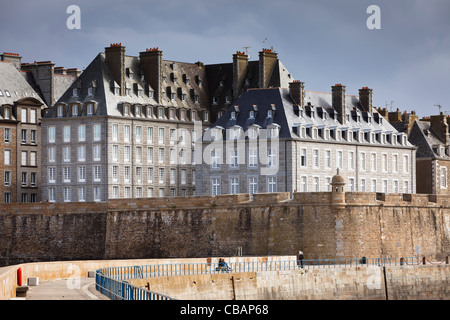 Bretagne - Häuser in der ummauerten Stadt St. Malo, Saint Malo, Frankreich - von den Hafenmauern aus gesehen Stockfoto