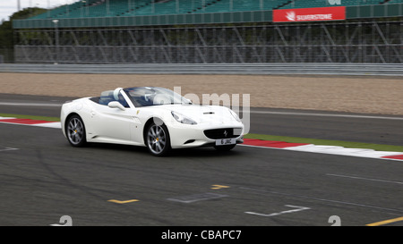 WEIßEN FERRARI CALIFORNIA CAR SILVERSTONE CIRCUIT ENGLAND 14. September 2011 Stockfoto