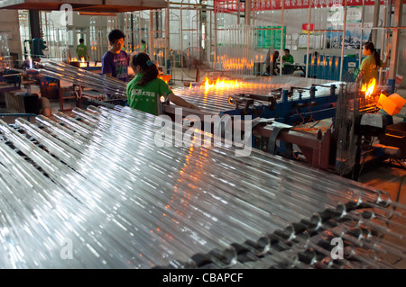 Arbeiter der Himin Solar Corporation, einem chinesischen Werksführer bei der Herstellung von Solar-Warmwasserbereitern. China Solar Valley, Dezhou, Shandong, China Stockfoto