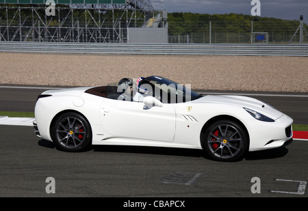 WEIßEN FERRARI CALIFORNIA CAR SILVERSTONE CIRCUIT ENGLAND 14. September 2011 Stockfoto