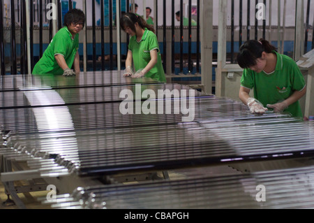 Arbeiter der Himin Solar Corporation, einem chinesischen Werksführer bei der Herstellung von Solar-Warmwasserbereitern. China Solar Valley, Dezhou, Shandong, China Stockfoto