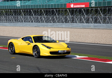 GELBEN FERRARI 458 ITALIA COUPE Auto SILVERSTONE CIRCUIT ENGLAND 14. September 2011 Stockfoto