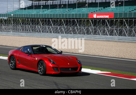 ROTER FERRARI 599 GTO Auto SILVERSTONE CIRCUIT ENGLAND 14. September 2011 Stockfoto