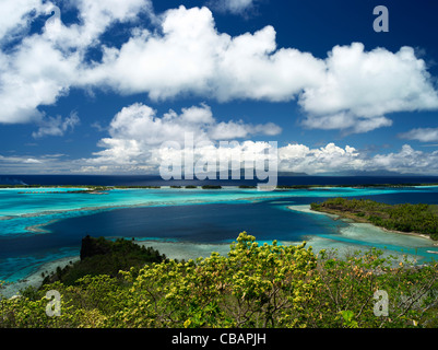 Bora Bora Lagune mit Raiatea und Tahaa im Hintergrund von oben an einem sonnigen Tag, 40 MPixel native Auflösung Stockfoto