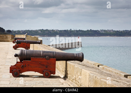 Kanonen an den Wänden bei St Malo, Bretagne, Frankreich Stockfoto