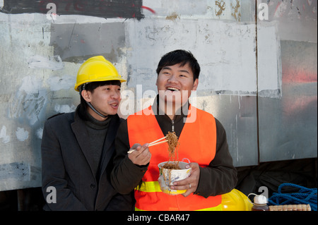 Bauarbeiter im Chat und Mittagessen Stockfoto