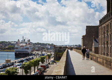 Saint Malo, Bretagne, Frankreich - Menschen auf der Stadtmauer von St Malo. Stockfoto