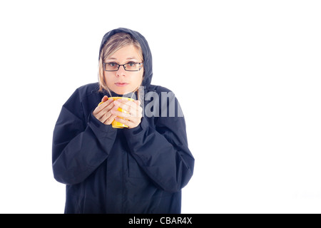 Frau im Winterjacke hält Becher mit Heißgetränk, isoliert auf weißem Hintergrund. Stockfoto