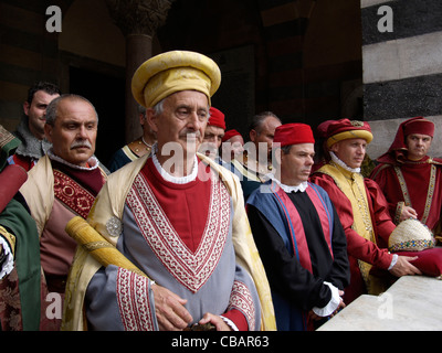 Menschen, die in mittelalterlichen Kostümen gekleidet, während der Regatta der vier antiken Seerepubliken auf Portikus auf den Dom von Amalfi Stockfoto