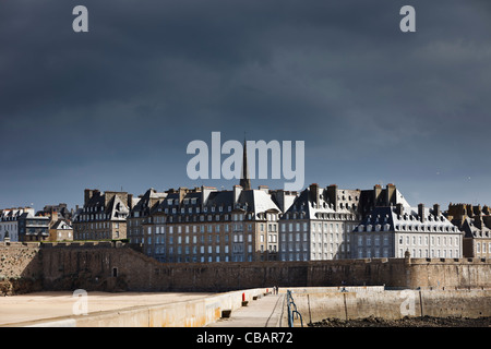 Bretagne, Frankreich - Saint Malo oder St Malo vom Hafen Wände, Bretagne, Frankreich Stockfoto