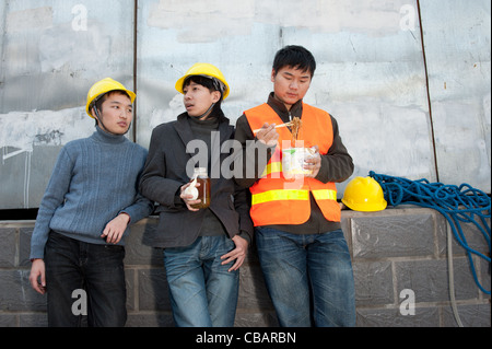 Bauarbeiter im Chat und Mittagessen Stockfoto