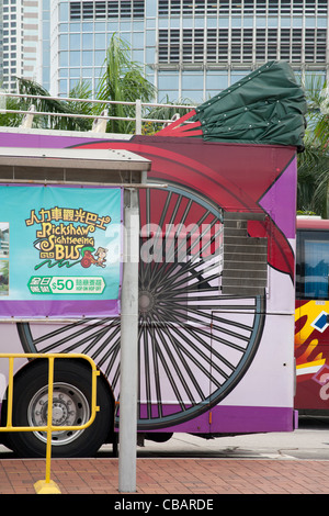 Rikscha-Busreisen - Bus mit traditionellen chinesischen Rikscha Design Hong Kong Insel Hong Kong SAR China Stockfoto