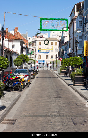 Hauptstraße mit Weihnachtsschmuck in Gibraltar. Gibraltars wichtigsten Geschäfts- und Einkaufsviertel entfernt. Stockfoto