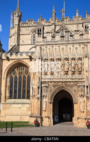 Steinschnitzereien über Tor zu Cathedral Church of St. Peter und der Heiligen und unteilbaren Dreifaltigkeit in Gloucester England UK. Stockfoto