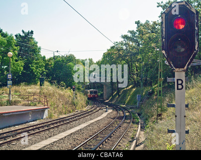 Verstopfen Sie Eisenbahn von Városmajor Station nach Széchenyi Berg in Buda, der westliche Teil von Budapest, Ungarn. Stockfoto