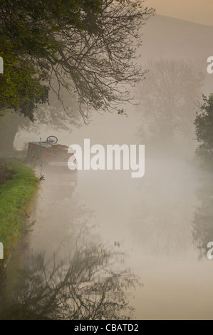 Ein Schmalboot im Morgennebel auf dem Leeds Liverpool Canal in der Nähe von Skipton, Yorkshire, Großbritannien. Stockfoto