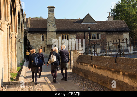 Schüler des Königs durch Krankenstation Bögen und 14. Jahrhundert Dulverton Haus 6. Form-Zentrum in Gloucester England UK Stockfoto