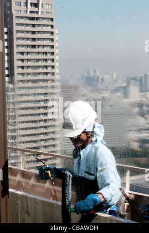 Japanischer Arbeiter Fensterputzen im World Trade Center in Tokyo Stockfoto