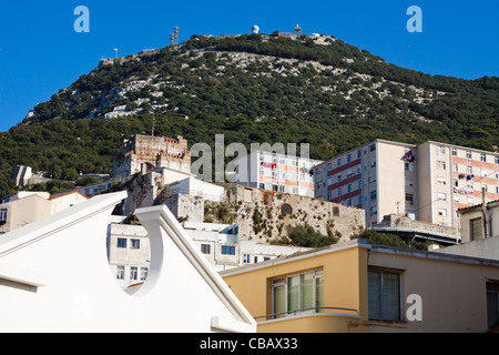 Detail der Felsen von Gibraltar und Wohnblock. Stockfoto