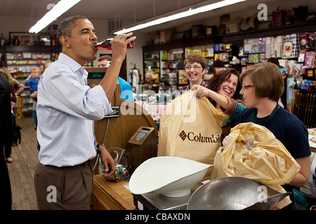 Präsident Barack Obama hält für ein alkoholfreies Getränk während eines Besuchs in Mast General Store Oktober 17, 2011 in Boone, NC. Obama beendet auf der American Jobs Act-Bus-Tour. Stockfoto