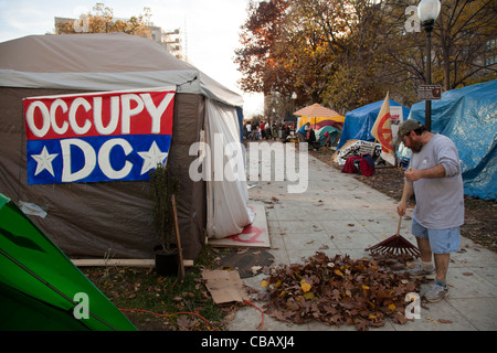 Washington, DC - ein Mann Rechen fährt um das besetzen DC-Camp in McPherson Square. Stockfoto