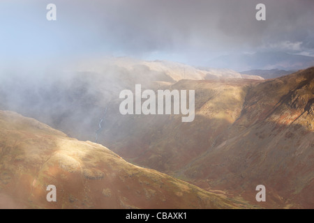 Nebel auf Langdale fiel und Bogen fiel, gesehen vom Gipfel des Pike Blisko, The Langdale Pikes, Lake District, Cumbria, UK Stockfoto