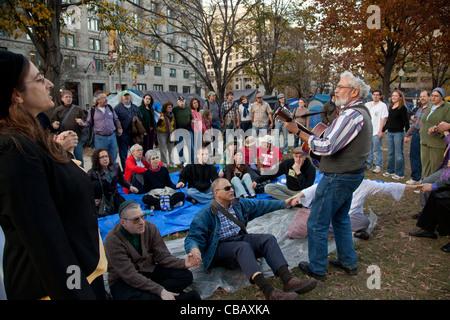 Washington, DC - interreligiöse Aktivisten halten einen Gottesdienst im besetzen DC Camp in McPherson Square. Stockfoto