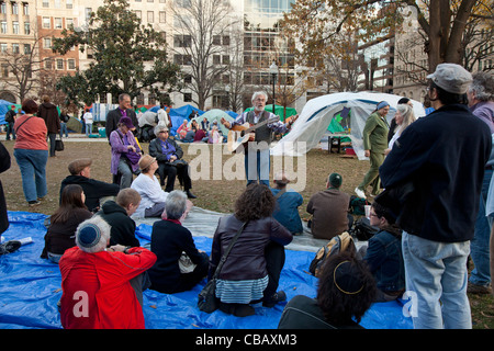 Washington, DC - interreligiöse Aktivisten halten einen Gottesdienst im besetzen DC Camp in McPherson Square. Stockfoto