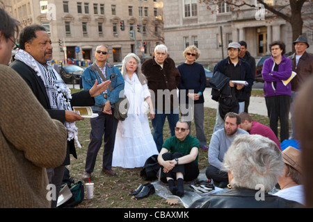 Washington, DC - interreligiöse Aktivisten halten einen Gottesdienst im besetzen DC Camp in McPherson Square. Stockfoto