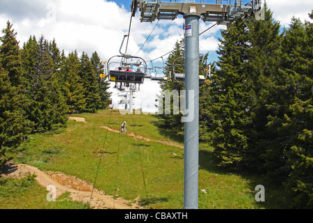 Les Saisies, Savoie (Savoyen), Frankreich, Französische Alpen. Skilift im Sommer. Stockfoto