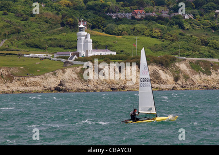 St. Catherines Leuchtturm in der Nähe von Niton auf der Isle Of Wight, vom Meer aus gesehen Stockfoto