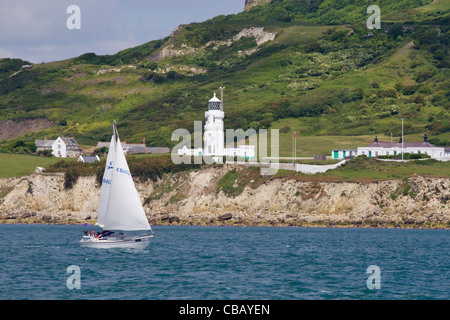 St. Catherines Leuchtturm in der Nähe von Niton auf der Isle Of Wight, vom Meer aus gesehen Stockfoto