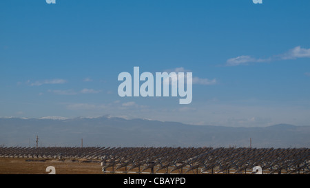 Eine Reihe von großen Solaranlagen bildet eine symmetrische Leitung in einem Kraftwerk in der San Luis Valley von zentraler Colorado. Diese Platten verwenden ein Tracking System, um der Sonne zu folgen, sammelt seine Energie und mit Solarzellen das Sonnenlicht in Strom zu verwandeln. Stockfoto