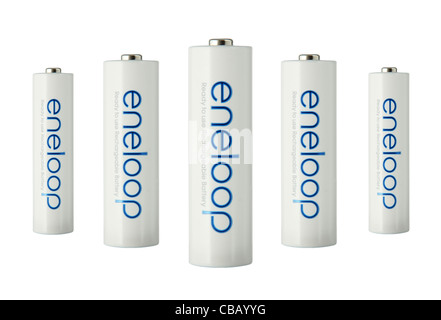 Blick auf eine Gruppe von 5 Sanyo Eneloop Akkus mit langer Lebensdauer, auf weißem Hintergrund Stockfoto