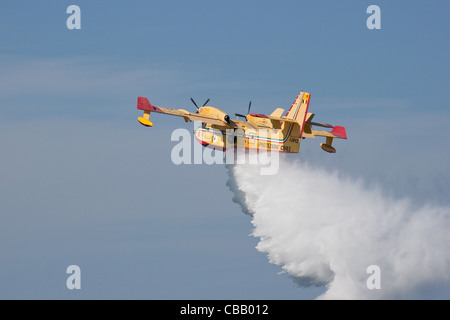 Ein Canadair 415 in Aktion während einer airshow Stockfoto