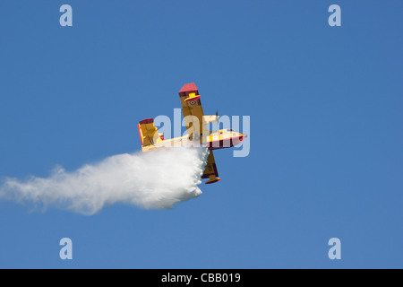 Ein Canadair 415 in Aktion während einer airshow Stockfoto