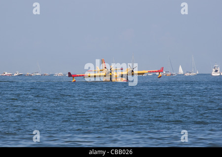 Ein Canadair 415 in Aktion während einer airshow Stockfoto