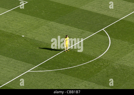 Real Madrids Iker Casillas seinen Tellerrand beobachten das Spiel gegen Osasuna im November 2011 (an 7:1 gewonnen werden) Stockfoto