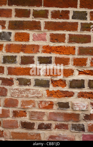 Alte Mauer gebaut aus lokal gebrannter Ton. Aylsham, Norfolk. Erneut wies mit Zement. Stockfoto