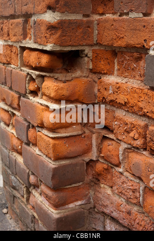 Alte Mauer gebaut aus lokal gebrannter Ton. Aylsham, Norfolk. Stockfoto