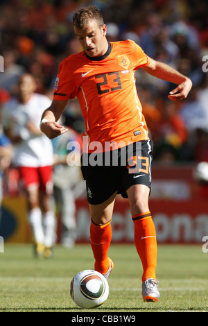 Rafael van der Vaart der Niederlande in Aktion während einer 2010 FIFA World Cup Spiel gegen Dänemark im Soccer City Stadium. Stockfoto