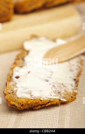 Brotscheiben auf ein Brett mit einem Messer Stockfoto