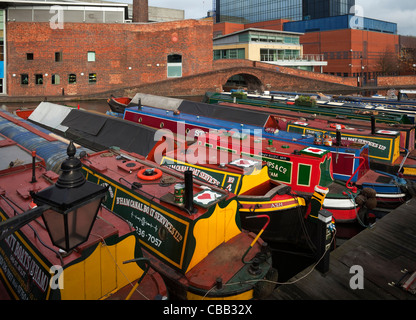 Schmalen Kanalboote am Gas Street Canal Basin-Teil des Birmingham-Worcester Canal, Stadtzentrum von Birmingham, England, UK Stockfoto