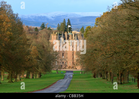 Die Zufahrt zum und der Vorderseite des Glamis Castle in Schottland an einem Herbsttag mit Schnee bedeckten Berge in der Ferne Stockfoto