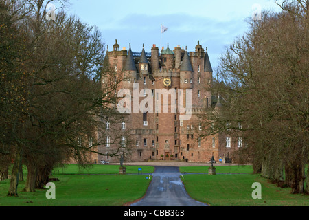 Vorderseite des Glamis Castle in Angus, Schottland Stockfoto