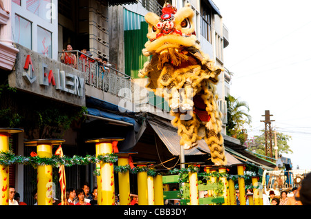 Löwe springt von Pol zu Pol während der traditionellen Löwen tanzen, chinesische Neujahrsfest (Jahr der Ratte), Phnom Penh, Kambodscha. Kredit: Kraig Lieb Stockfoto