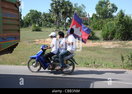 Politische Kundgebung in Siem Reap, Kambodscha (beachten Sie, dass der Kerl hält die Fahne sehen kann, wohin er geht) Stockfoto