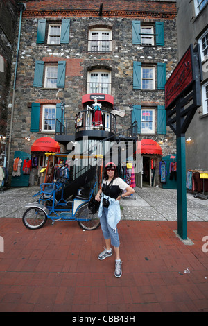 Asiatische Frau steht vor der alten Zeit Fotos Shop - River Street, Savannah Georgia Stockfoto
