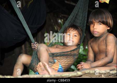 Embera indischen Brüder in Hängematte an der Embera Puru indigenen Gemeinschaft, Panama Stockfoto